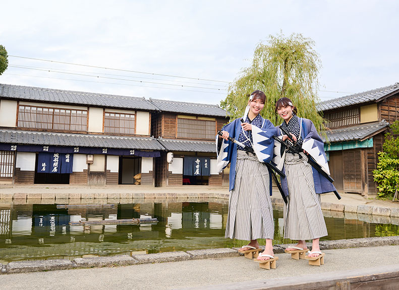 In kimono and period costumesStroll through the streets of Edo