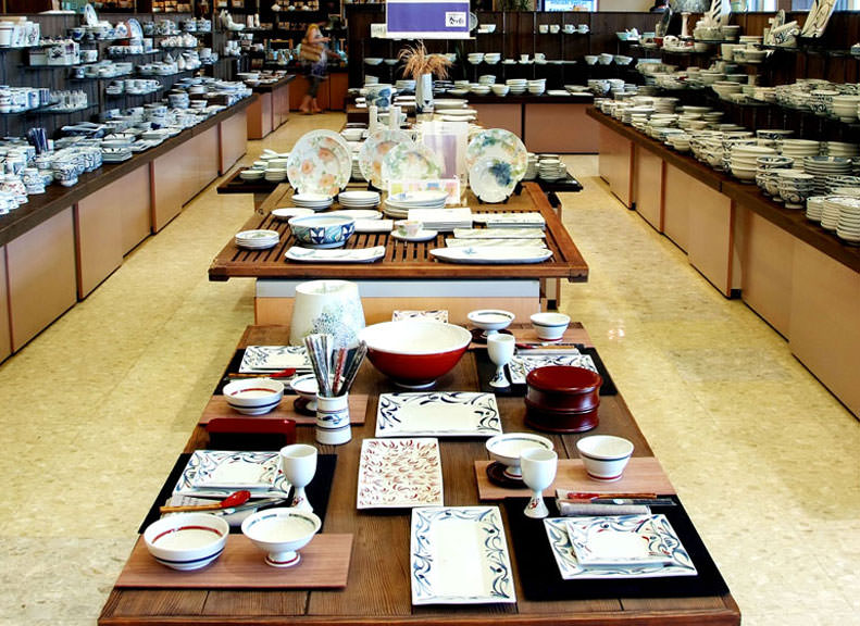 A variety of Tobe ware lined upExhibition sales corner