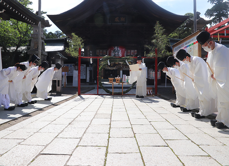 many people visitvarious annual festivals