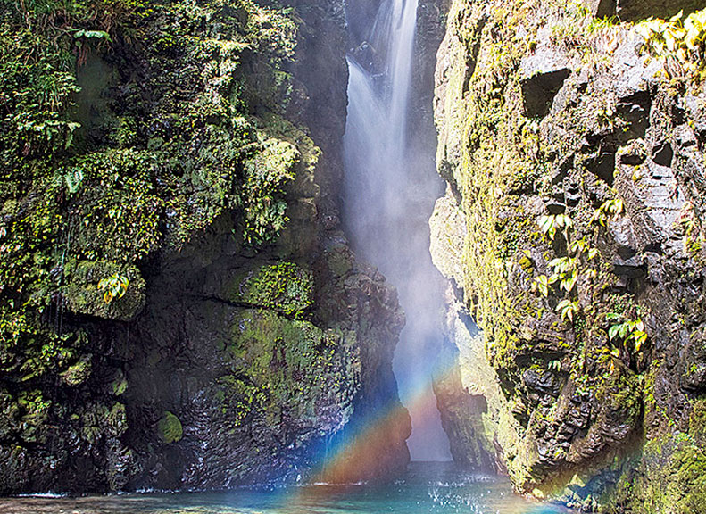 One of the most famous waterfalls in ShikokuEnjoy Todoroki Kujuku Falls