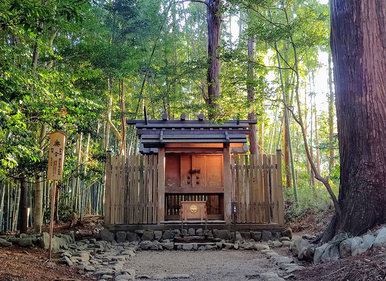 The main enshrined deity, Aramitama, is enshrined.Okumiya in the middle of the old approach to the shrine