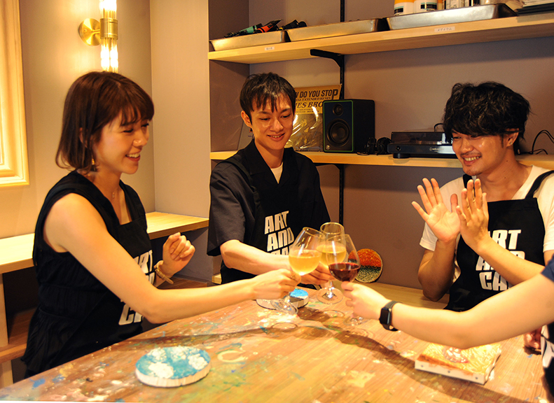 A New Way to Enjoy Art and Drinks Together