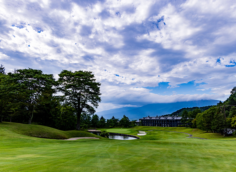 Resort Golf Experience Across 18 Scenic Holes